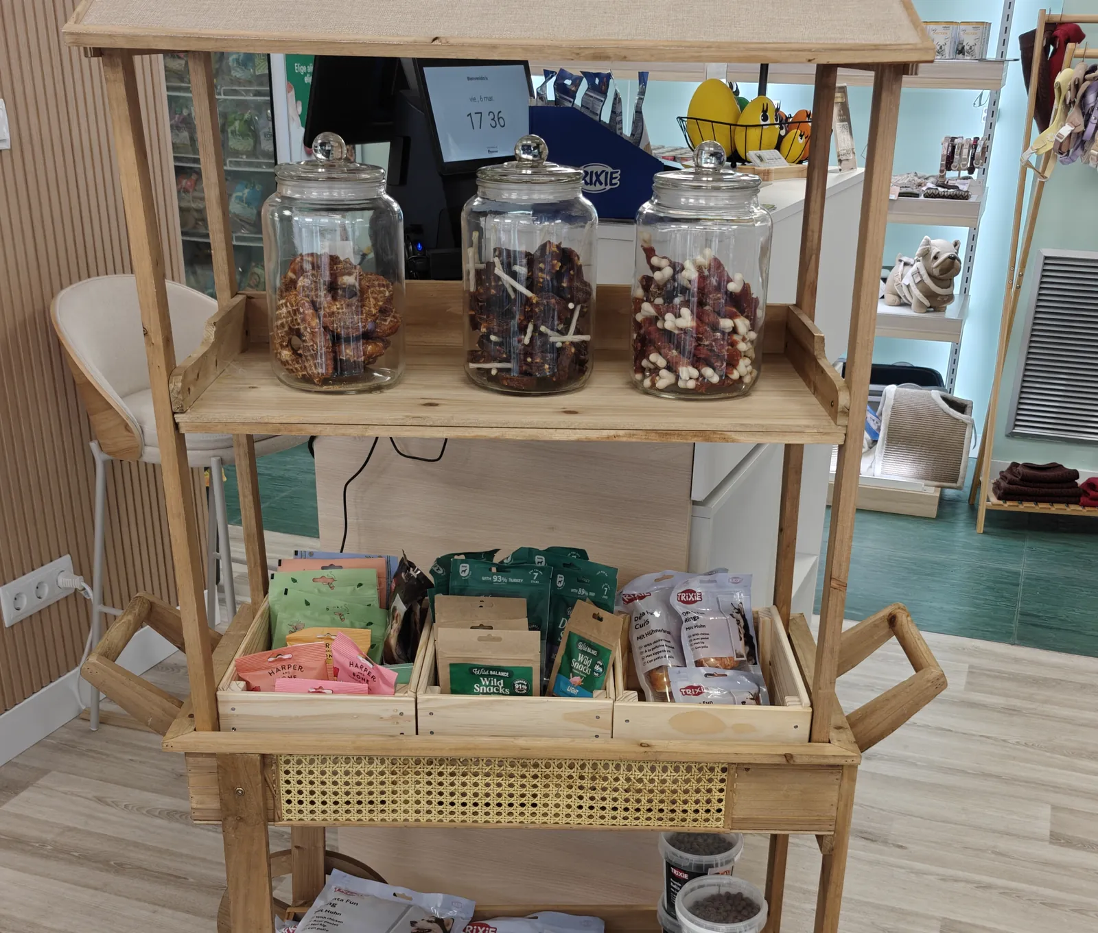 Carrito de madera con snacks y premios para perros en la tienda