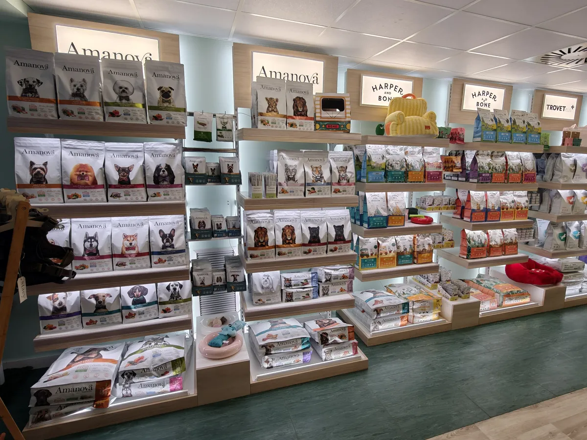 Estanterías de alimentación para perros y gatos en la tienda de la calle Menorca